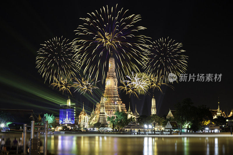 大气Wat Arun在夜间，它是壮观的，